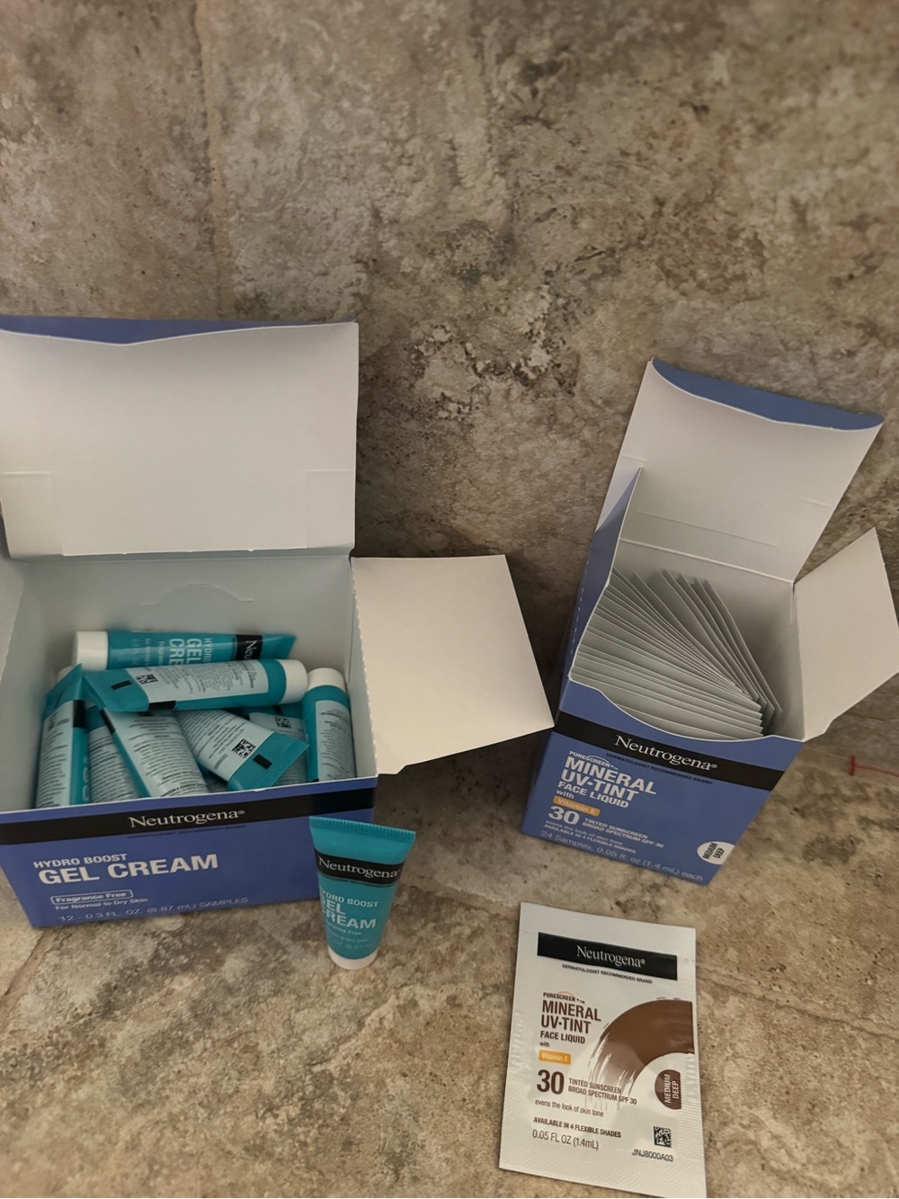Sample 12 Neutrogena Hydro Boost Gel Cream & 24 Mineral UV-Tint medium deep